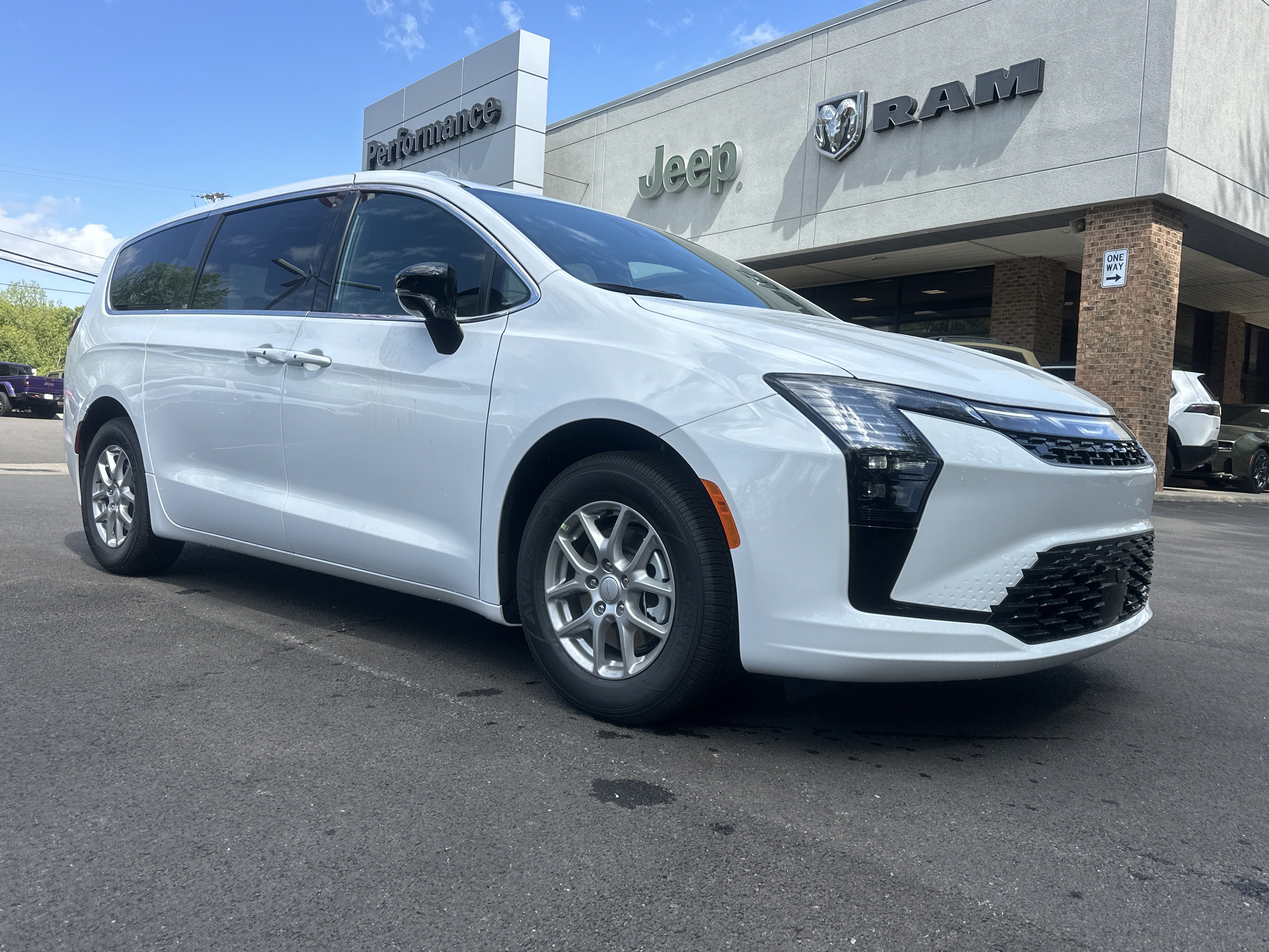New 2027 Chrysler Pacifica Select FWD image 18