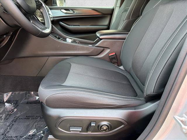 Used 2024 Jeep Grand Cherokee Laredo w/ Luxury Tech Group I AWD/4WD image 12