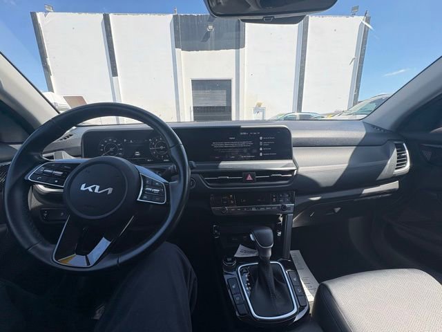 Certified 2024 Kia Seltos EX FWD image 2