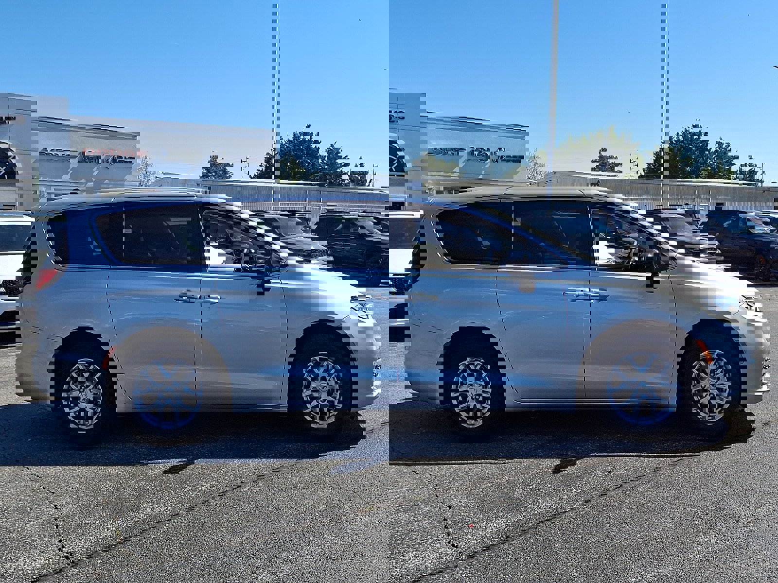 Certified 2024 Chrysler Pacifica Touring-L image 7