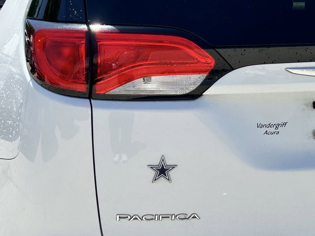 Used 2017 Chrysler Pacifica Touring w/ Tire & Wheel Group image 7