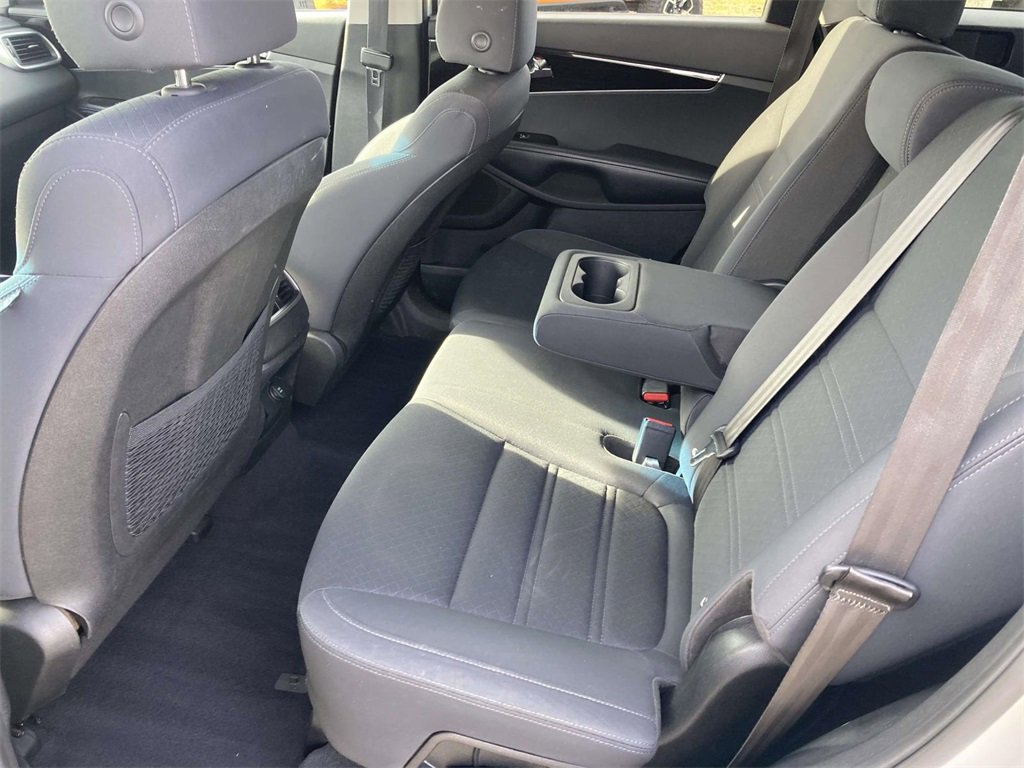 Used 2020 Kia Sorento LX image 12