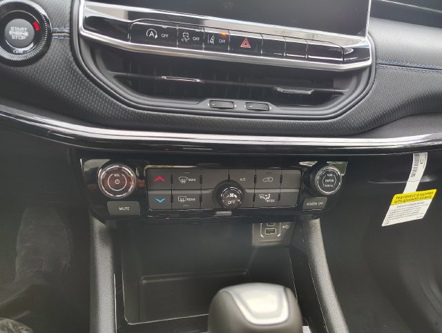 New 2026 Jeep Compass Latitude AWD/4WD image 21