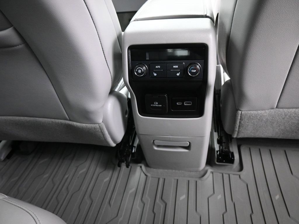 Used 2022 GMC Acadia SLT w/ Technology Package image 13