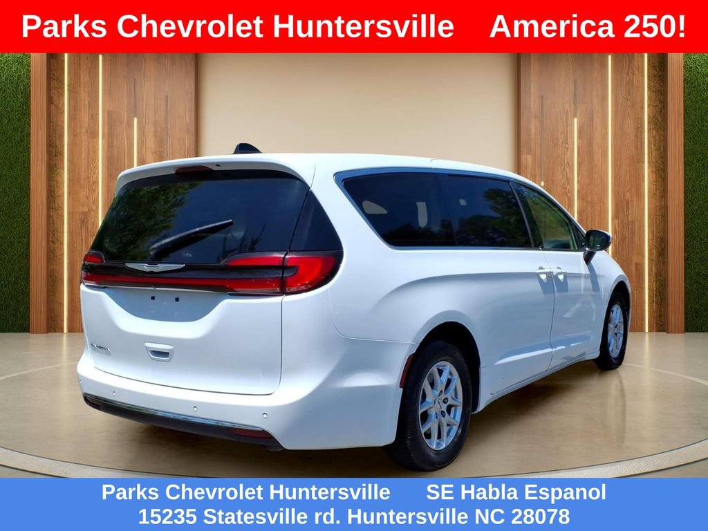 Used 2023 Chrysler Pacifica Touring-L FWD image 33