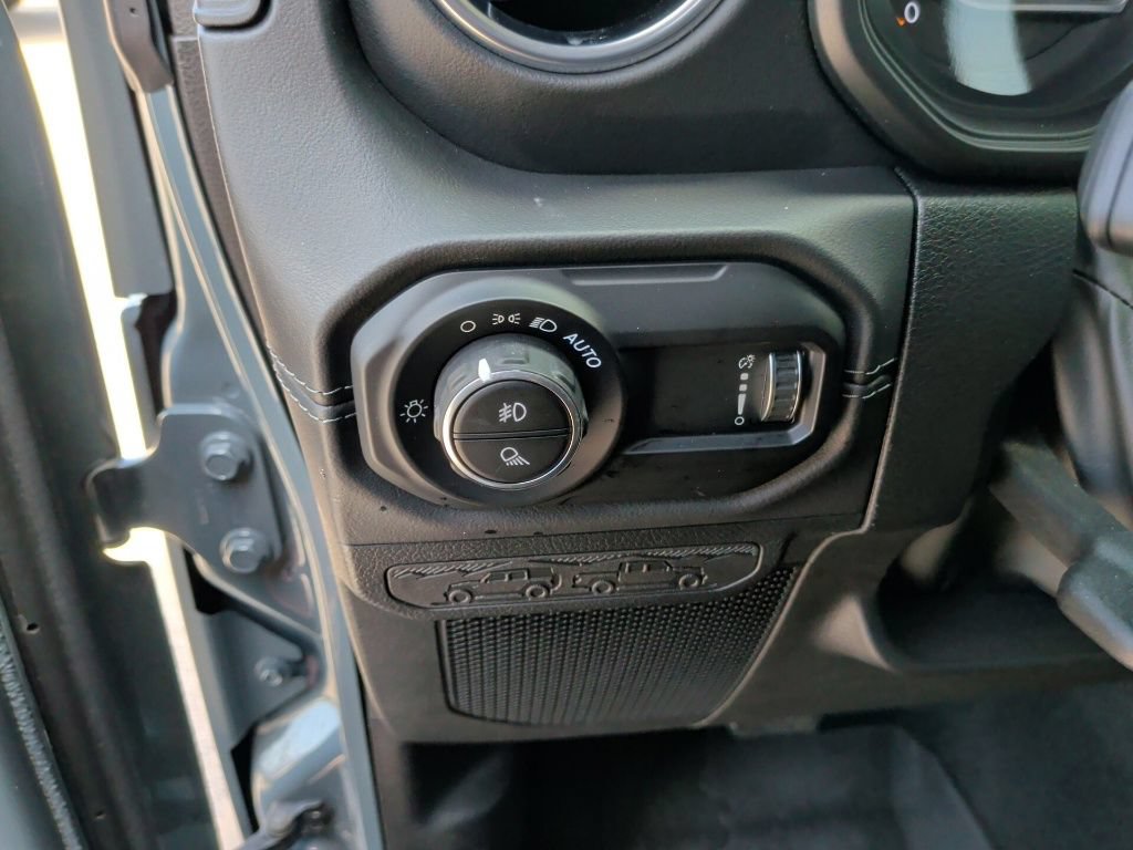 Used 2024 Jeep Gladiator Sport AWD/4WD image 15