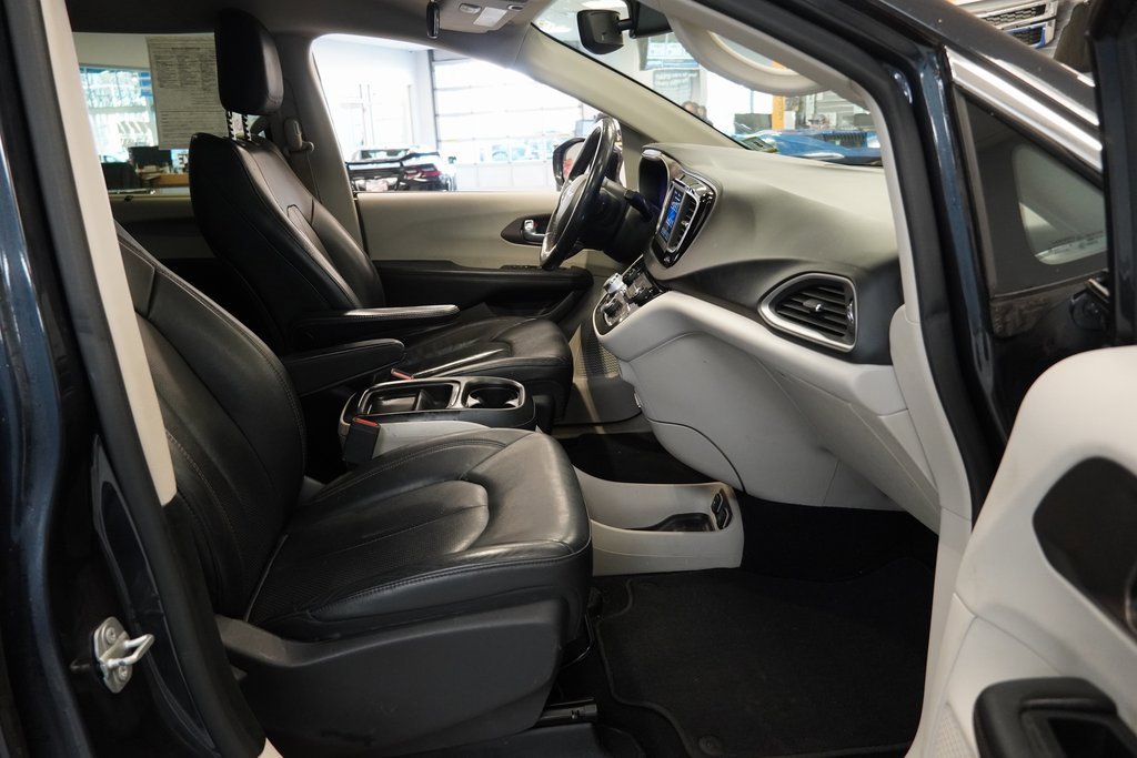 Used 2019 Chrysler Pacifica Touring-L image 29