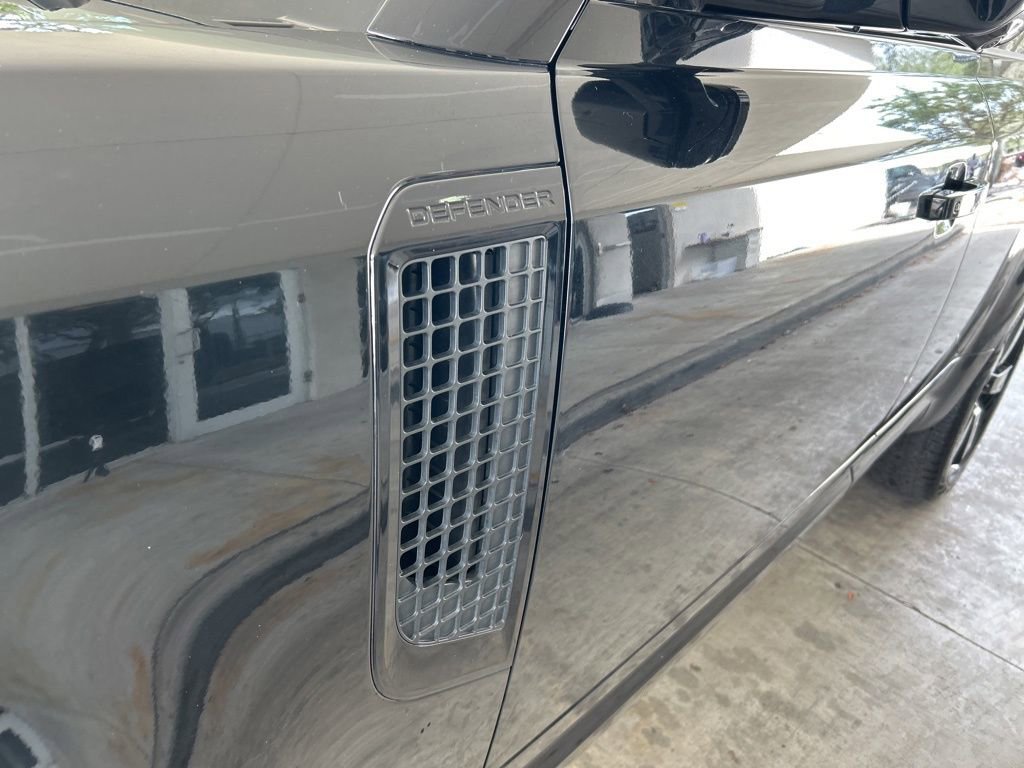 Used 2024 Land Rover Defender 130 X-Dynamic SE image 16