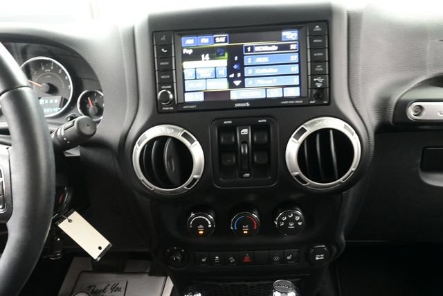 Used 2016 Jeep Wrangler Unlimited Sahara w/ Connectivity Group AWD/4WD image 10