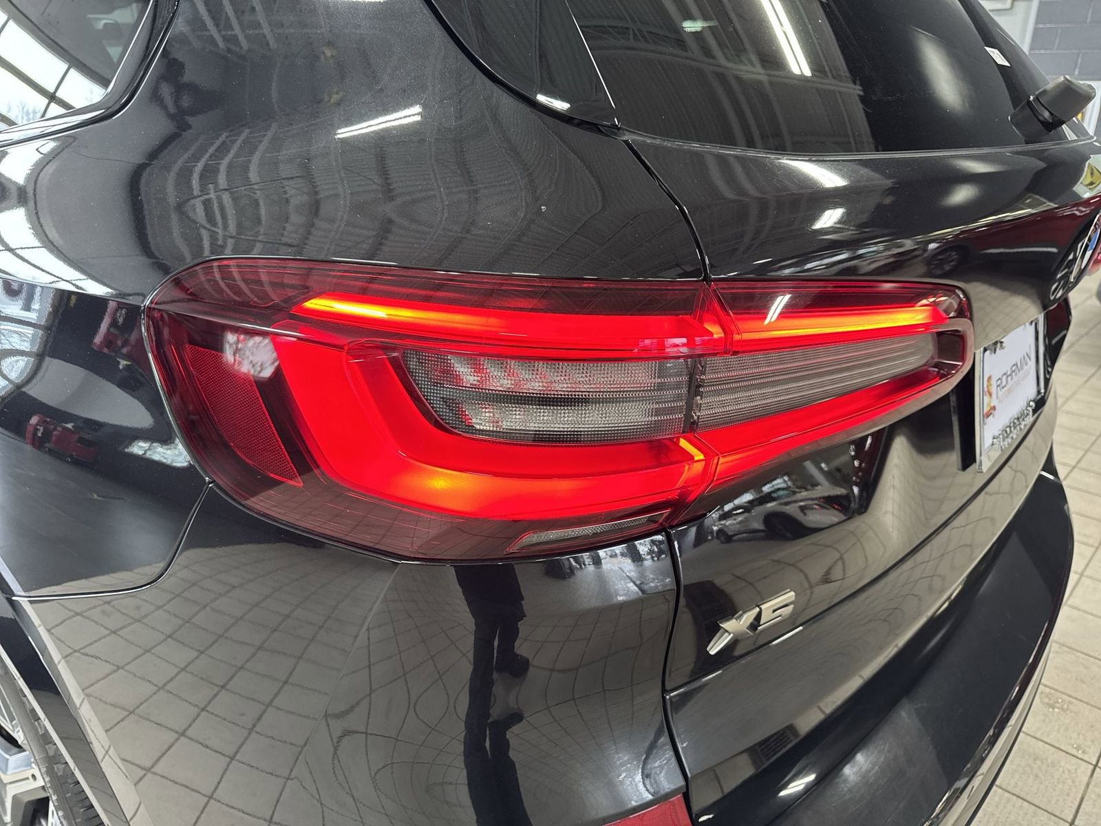 Used 2021 BMW X5 M50i w/ Executive Package image 37