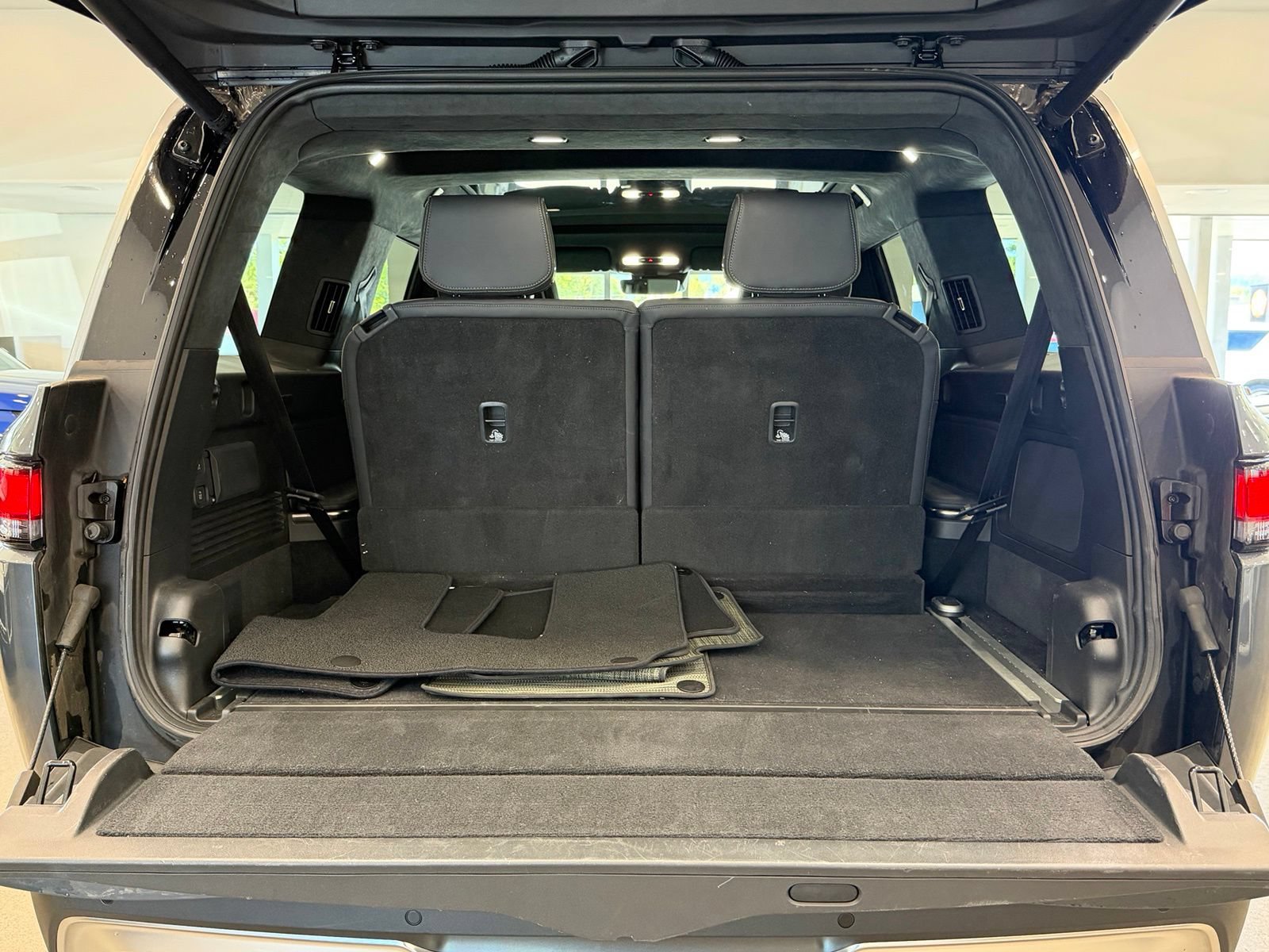 Used 2023 Rivian R1S Adventure AWD/4WD image 11