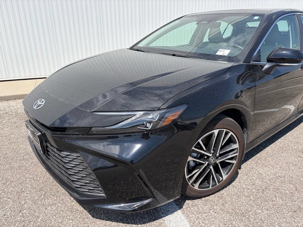 Used 2025 Toyota Camry XLE AWD/4WD image 3