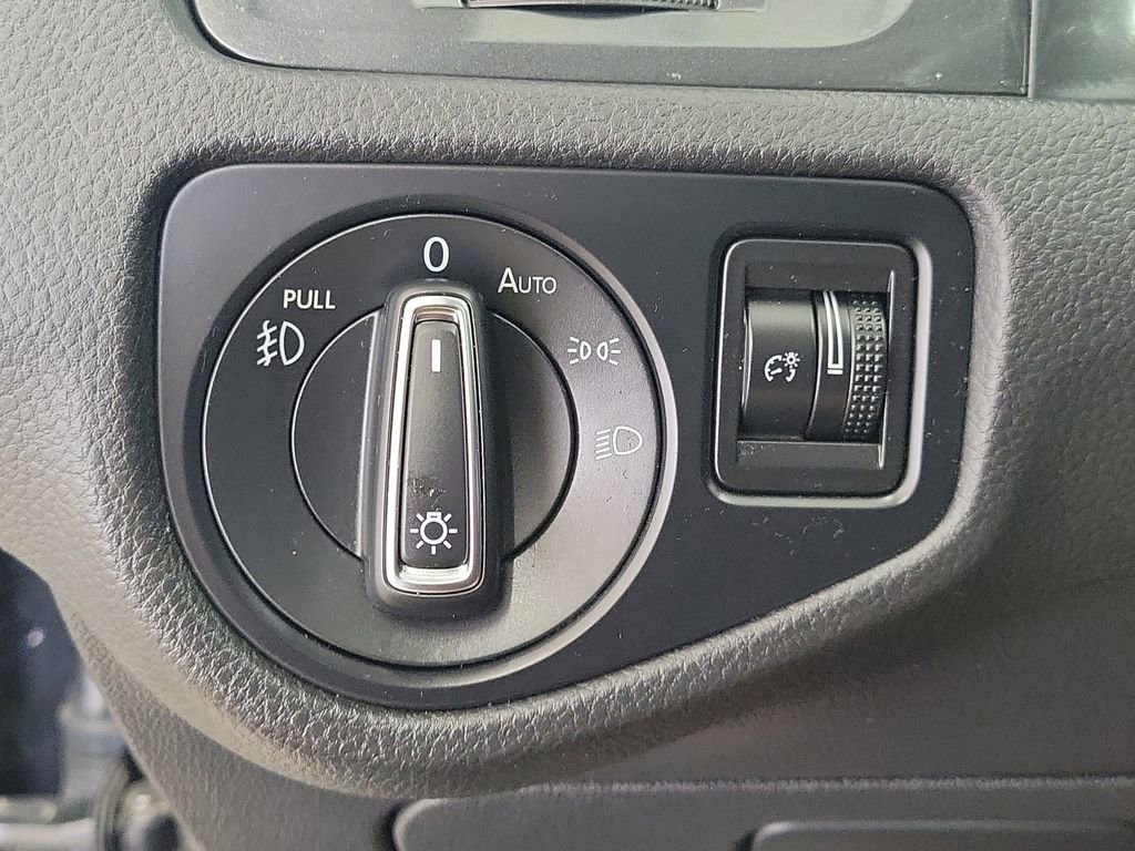 Used 2019 Volkswagen Golf SE FWD image 32