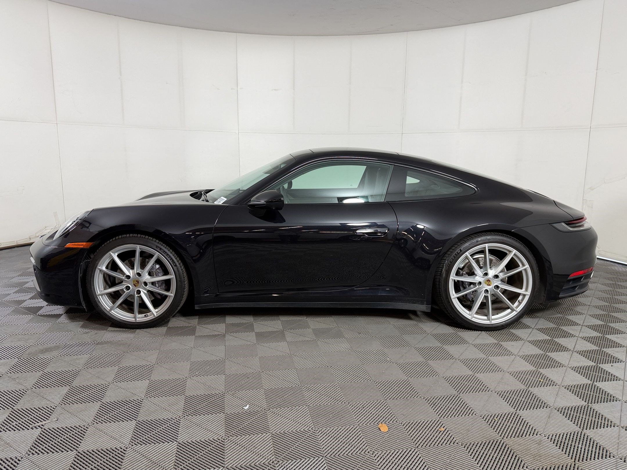 Used 2024 Porsche 911 Carrera RWD image 2