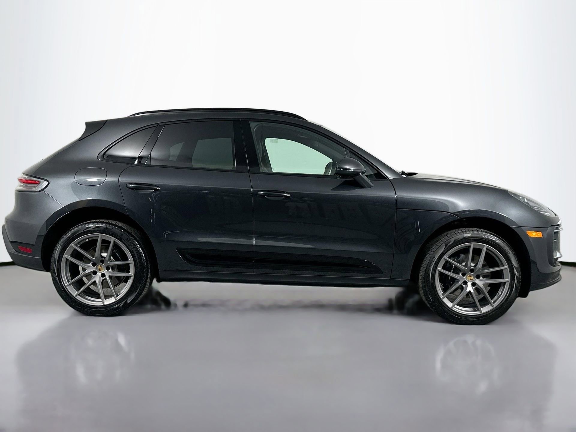 Certified 2025 Porsche Macan image 8