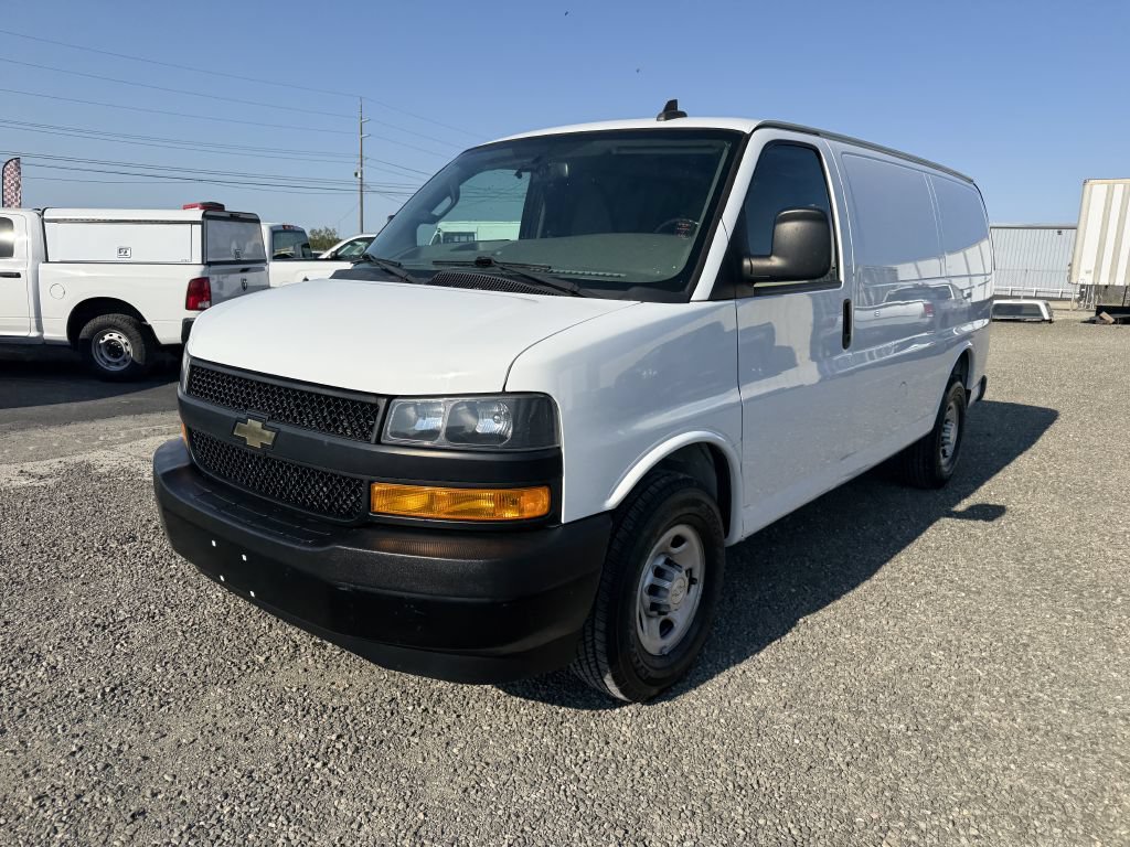 Used 2018 Chevrolet Express 2500 w/ Driver Convenience Package RWD image 2