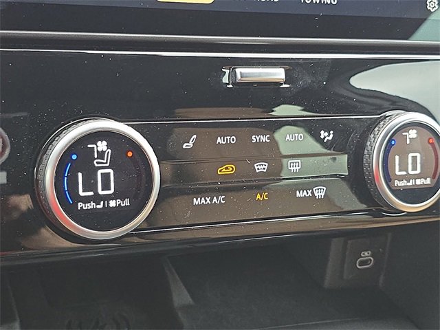 Certified 2025 Land Rover Discovery Dynamic SE image 24