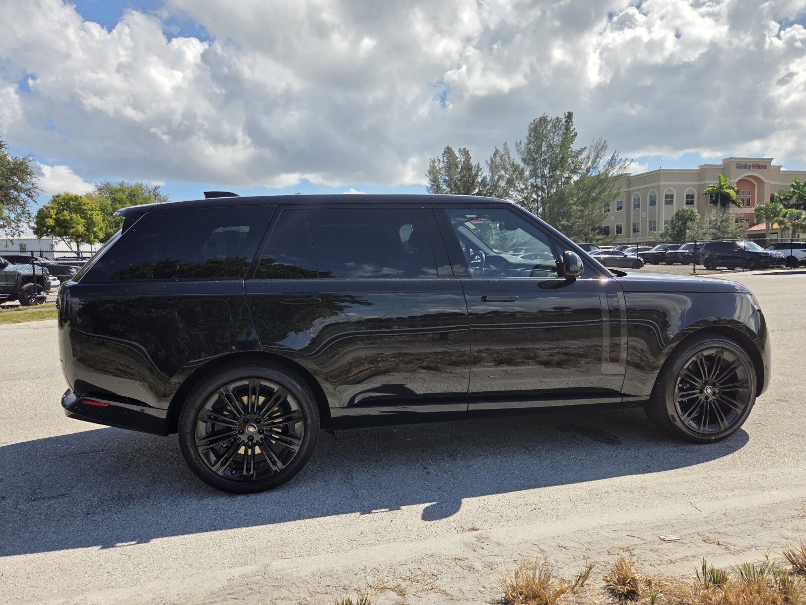 New 2025 Land Rover Range Rover Long Wheelbase SE image 11