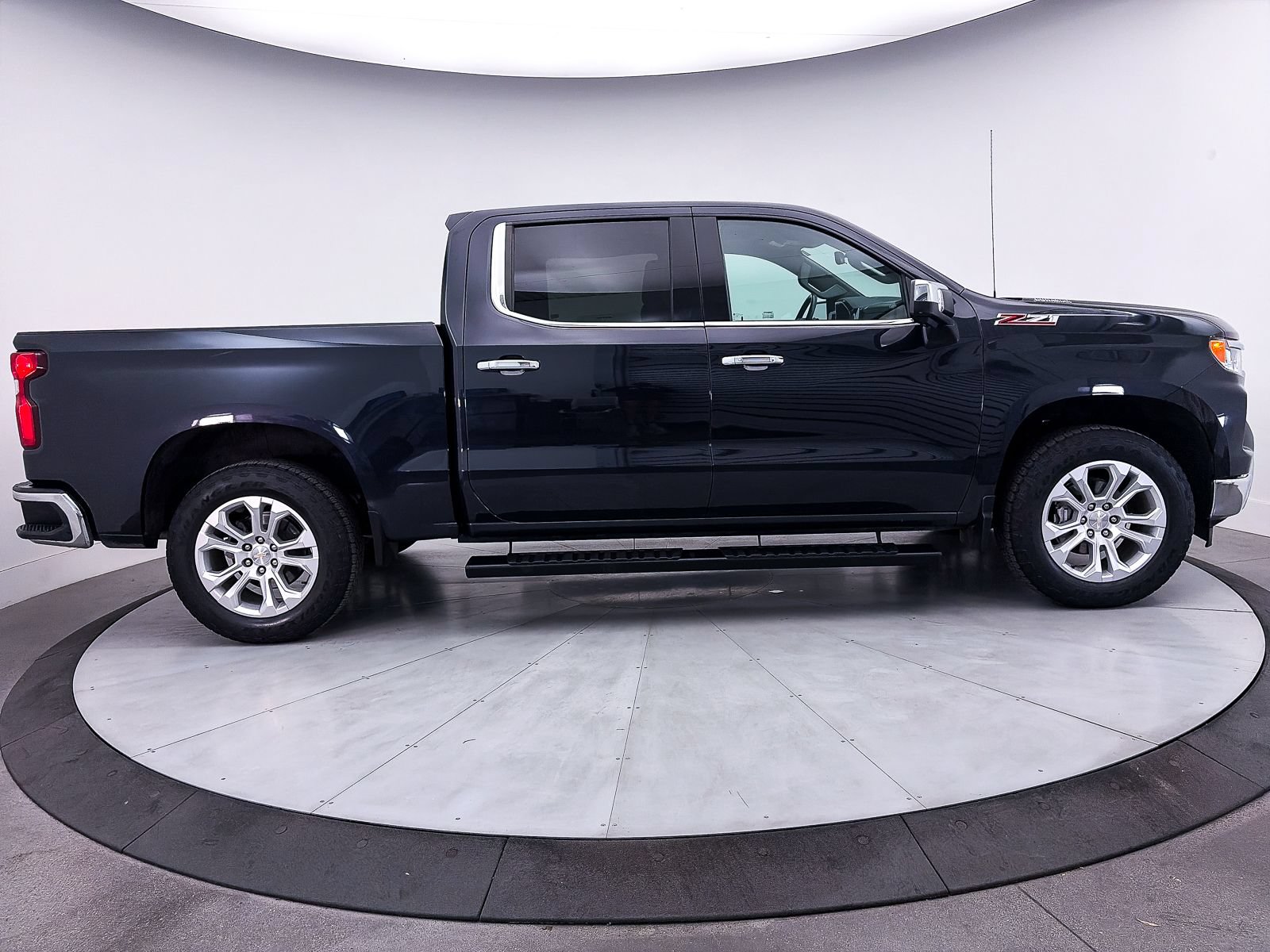 Used 2023 Chevrolet Silverado 1500 LTZ w/ Technology Package AWD/4WD image 40