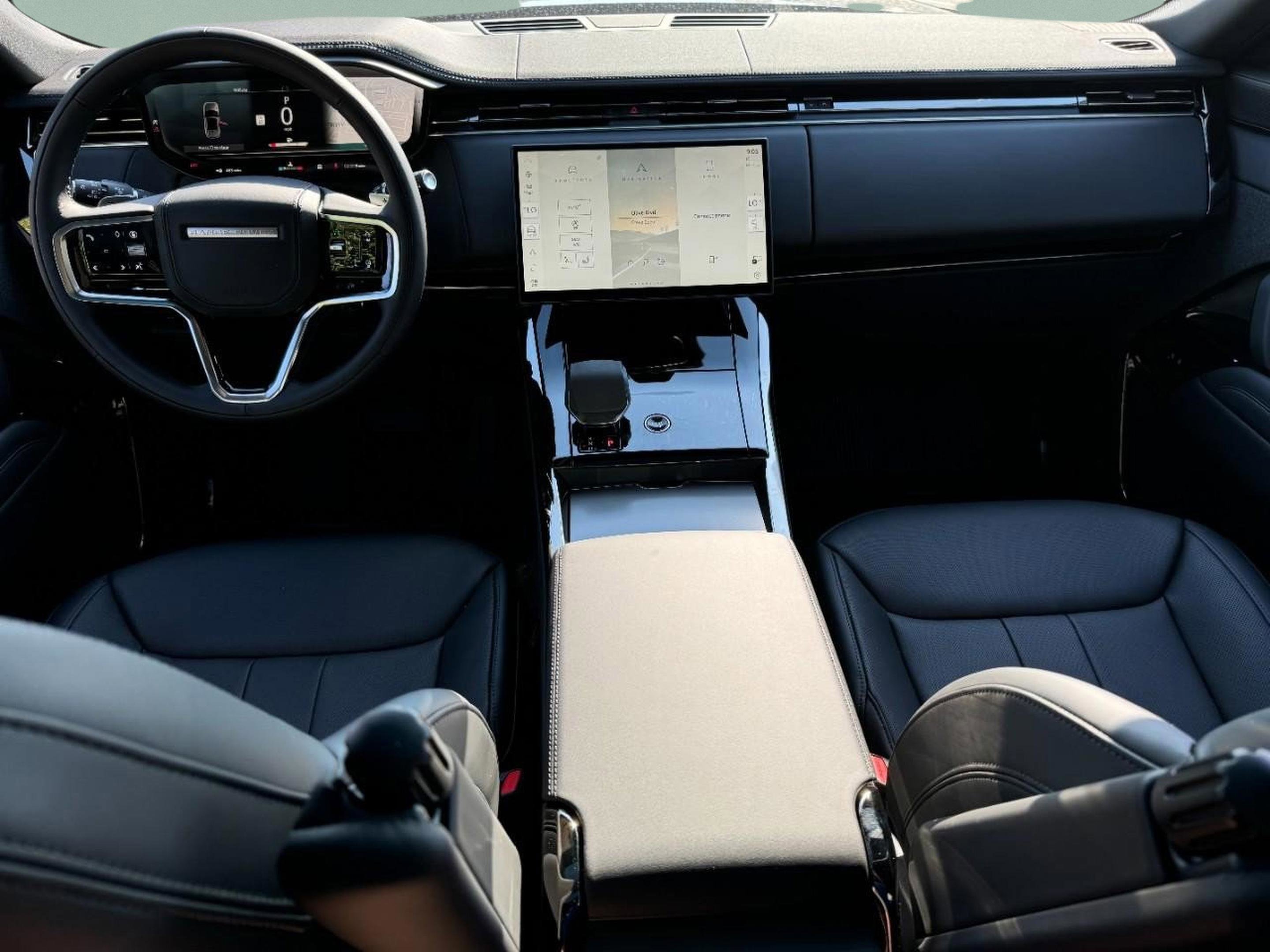 Used 2025 Land Rover Range Rover Sport SE image 13