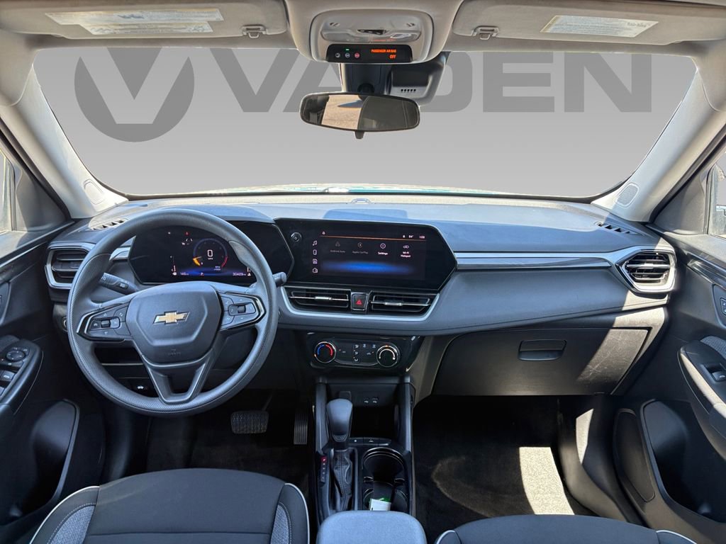 Used 2025 Chevrolet TrailBlazer LT image 3