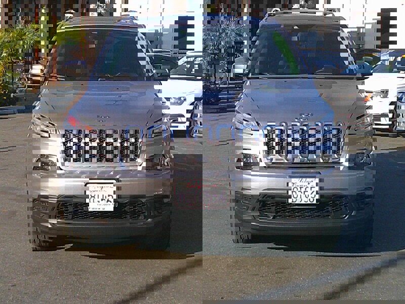 Used 2018 Jeep Cherokee Latitude Plus w/ Comfort/Convenience Group image 9