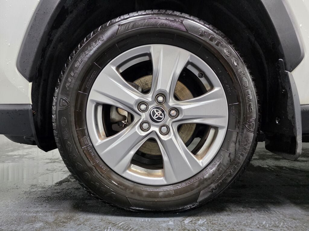 Used 2024 Toyota RAV4 LE AWD/4WD image 5