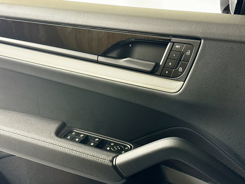 Certified 2024 Porsche Cayenne Coupe AWD/4WD image 24