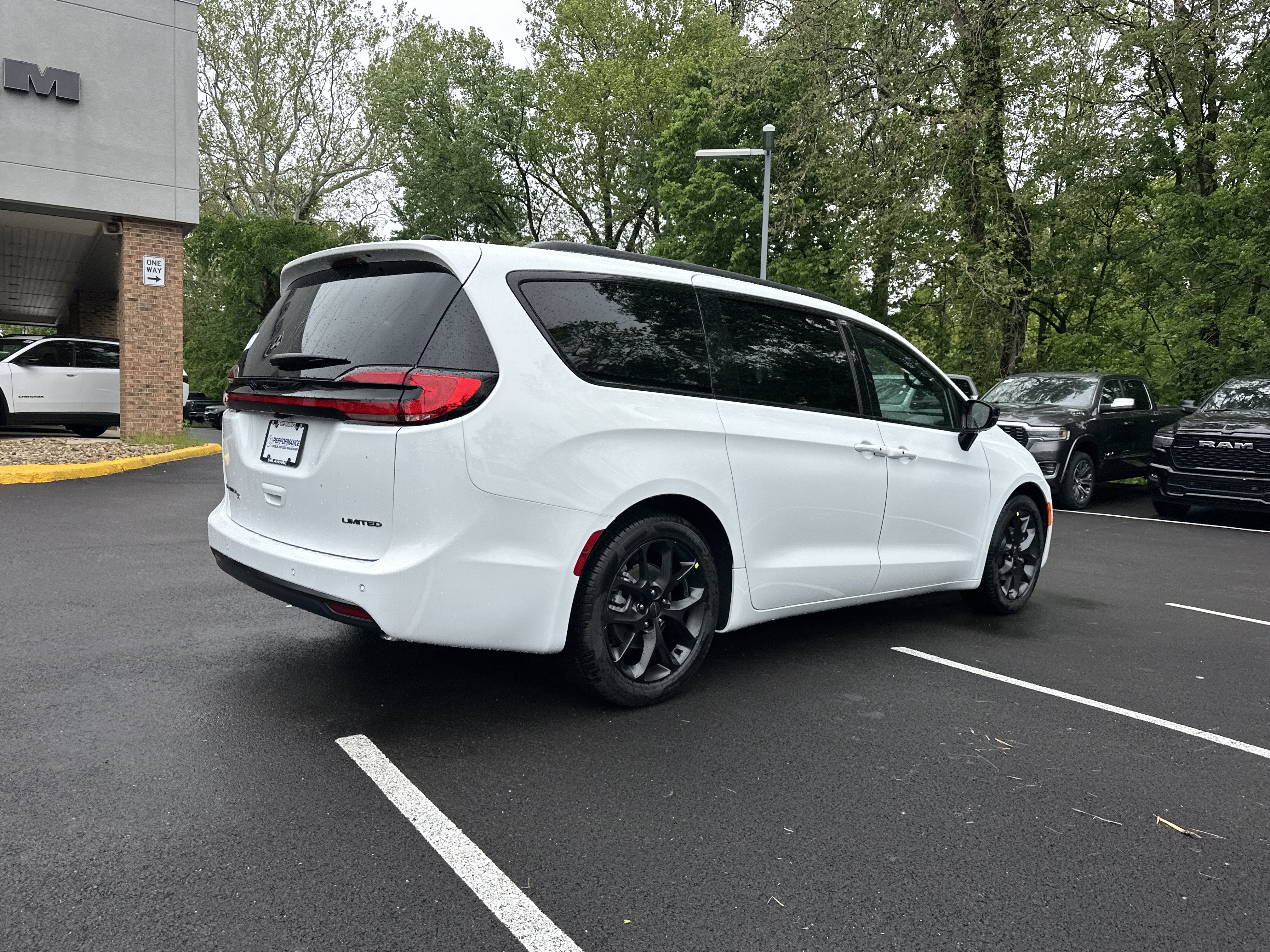 New 2027 Chrysler Pacifica Limited FWD image 17