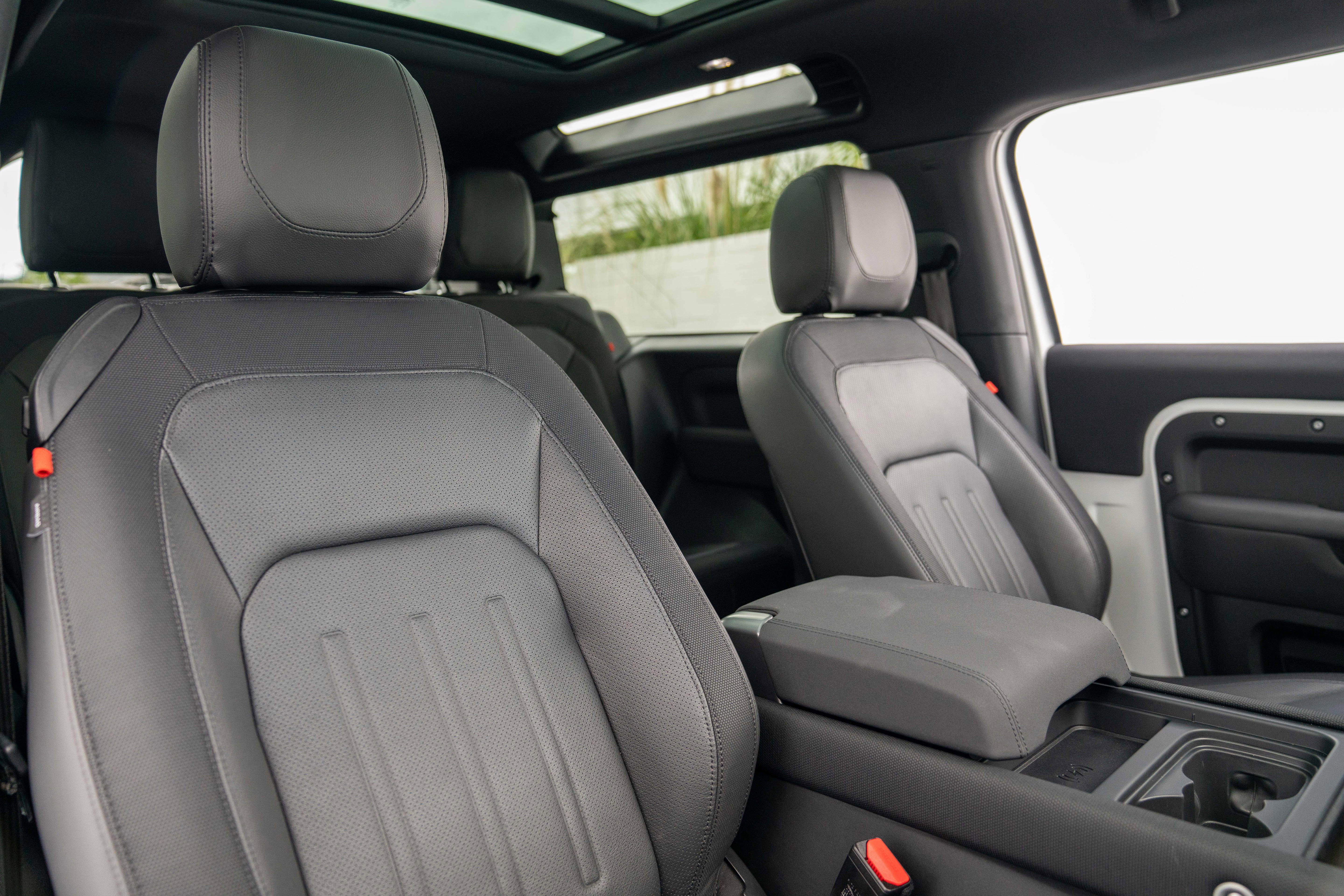 Used 2022 Land Rover Defender 90 X-Dynamic S image 32