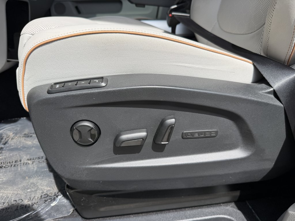 Used 2025 Volkswagen ID. Buzz 1st Edition RWD image 31