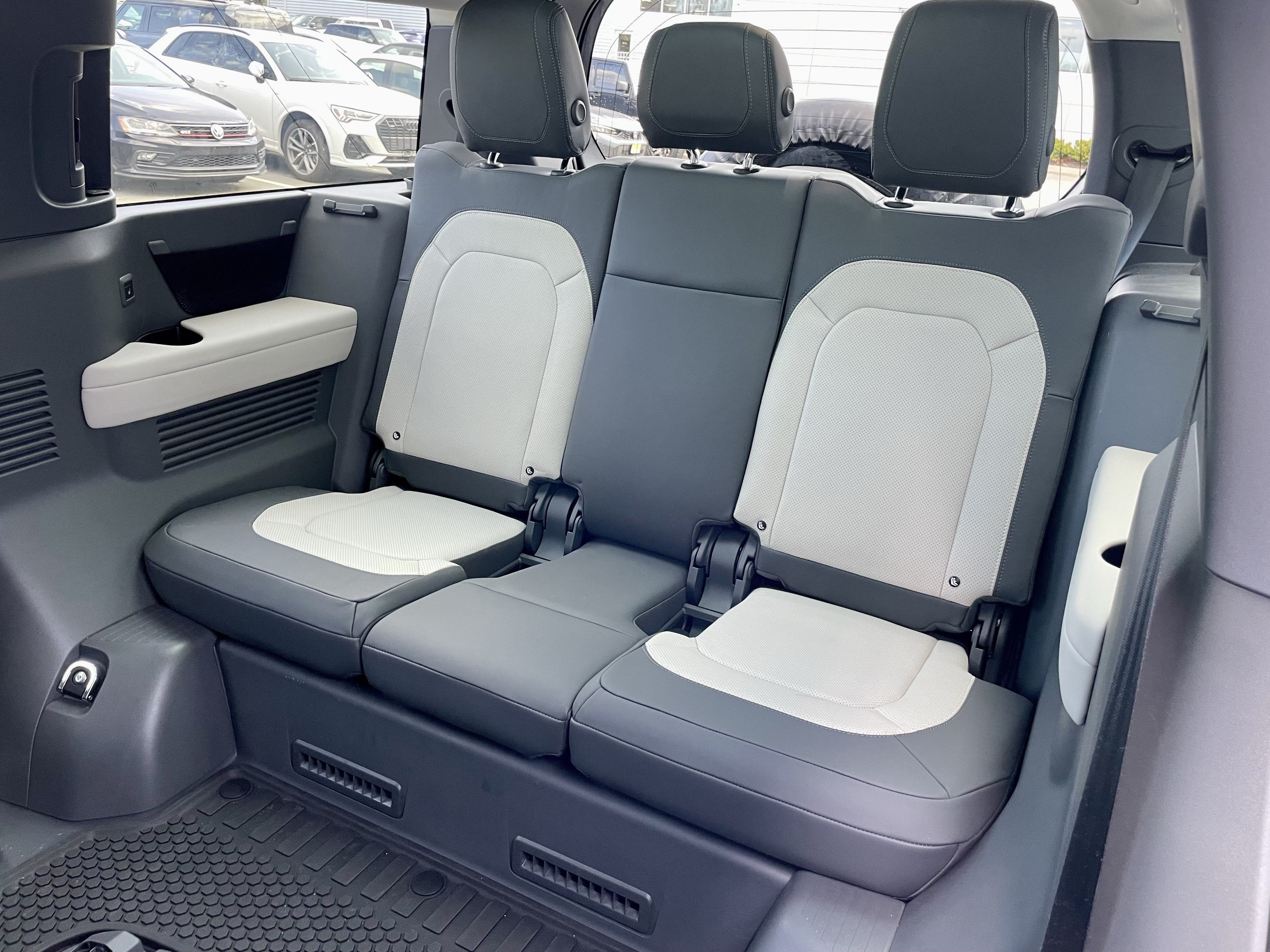 Used 2024 Land Rover Defender 130 X-Dynamic SE AWD/4WD image 32