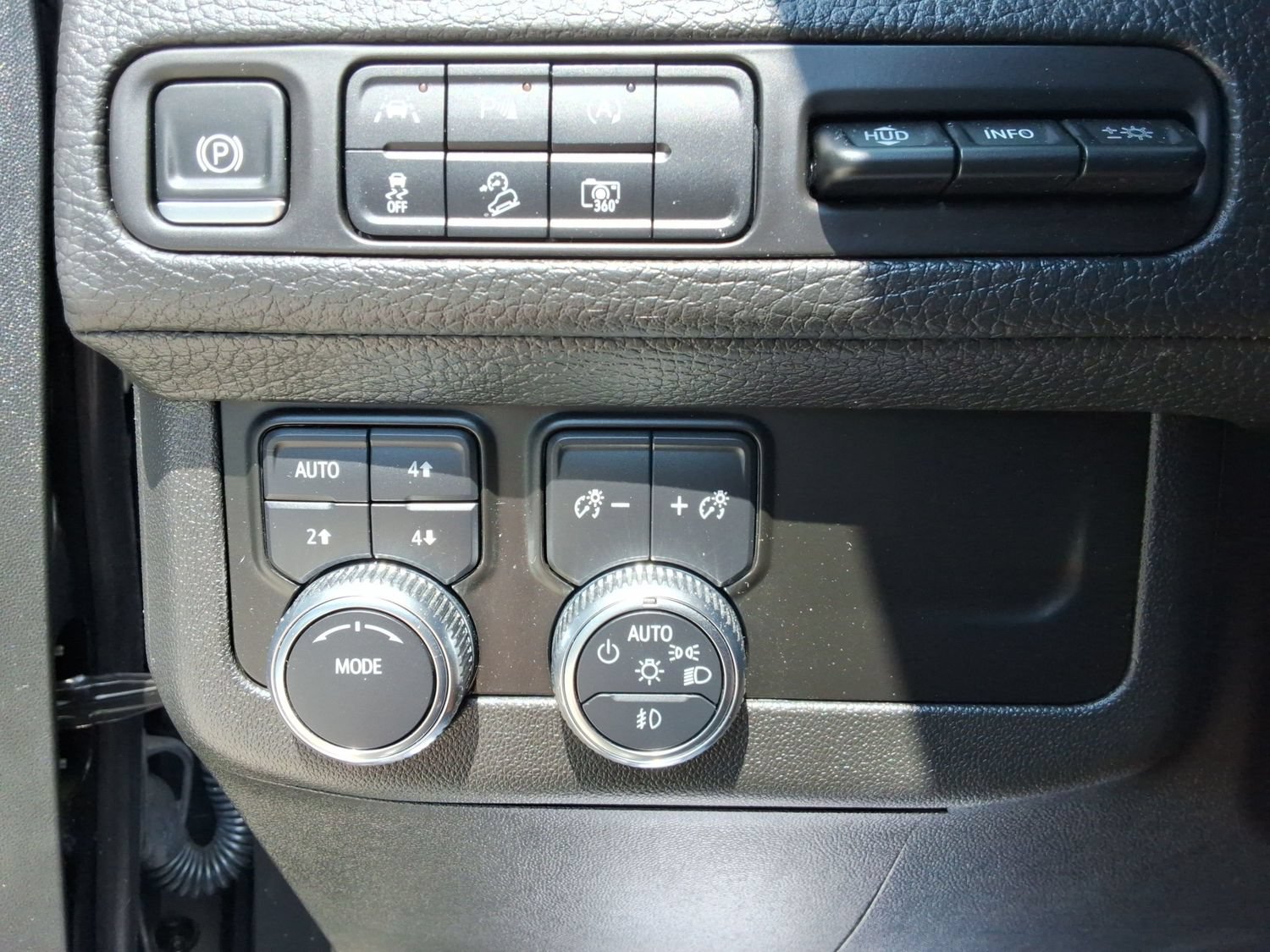 Used 2024 GMC Yukon XL Denali AWD/4WD image 22