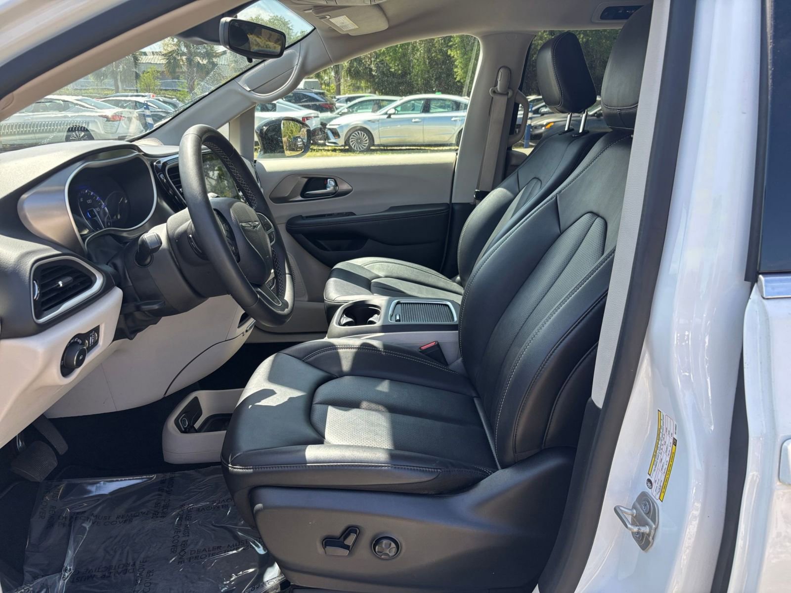 Used 2024 Chrysler Pacifica Touring-L FWD image 28