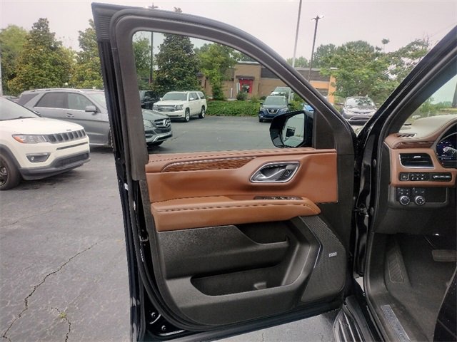 Used 2023 Chevrolet Suburban High Country image 43