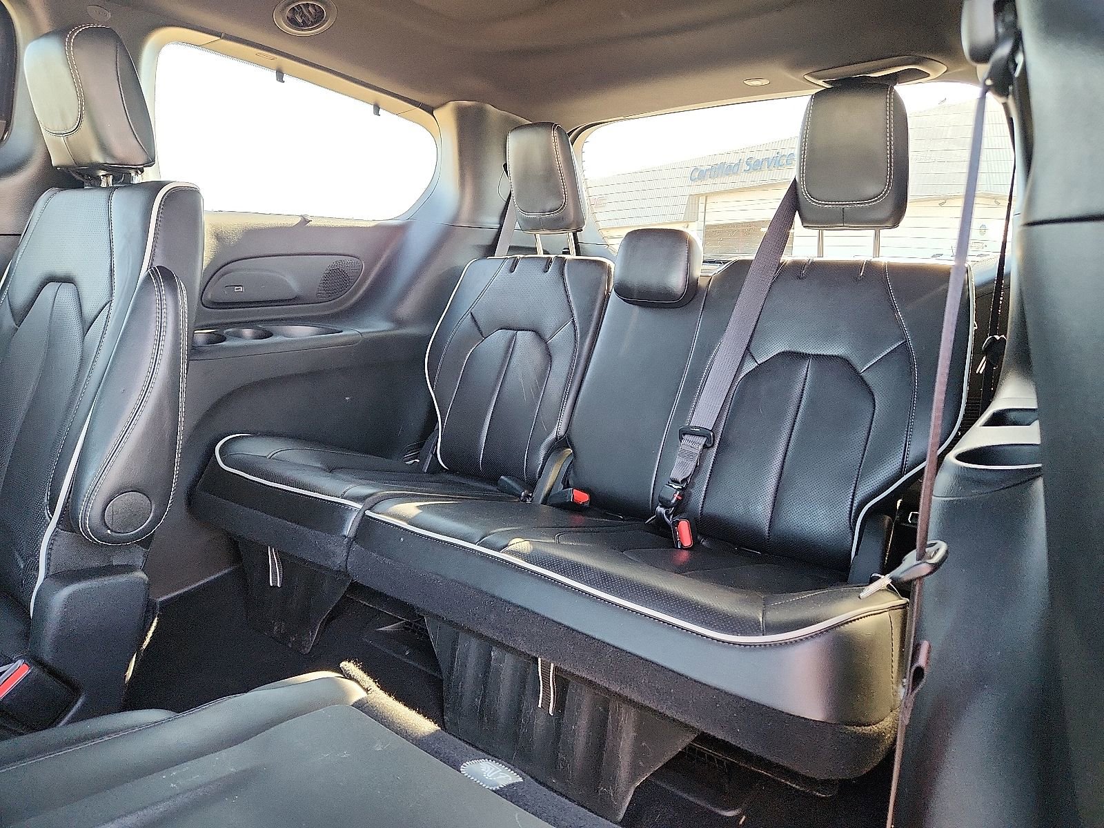 Used 2025 Chrysler Pacifica Limited image 9