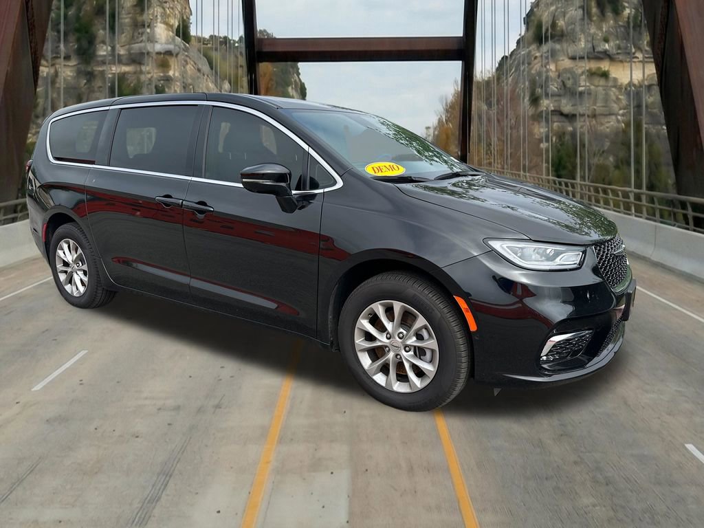 New 2025 Chrysler Pacifica Select