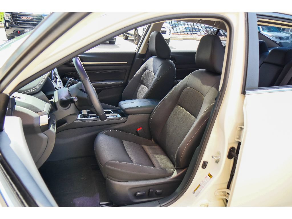 Used 2023 Nissan Altima 2.5 SV w/ SV Premium Package AWD/4WD image 12