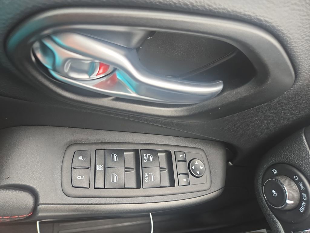 Used 2023 Jeep Cherokee Trailhawk AWD/4WD image 18
