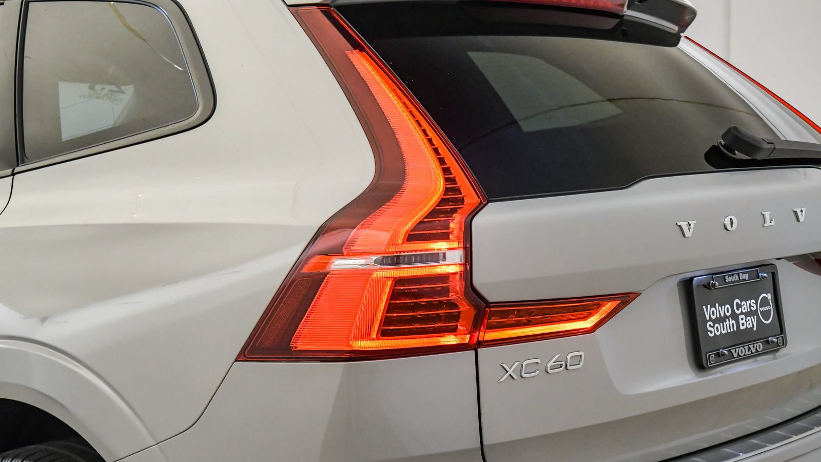 Certified 2023 Volvo XC60 B5 Ultimate w/ Climate Package FWD image 12