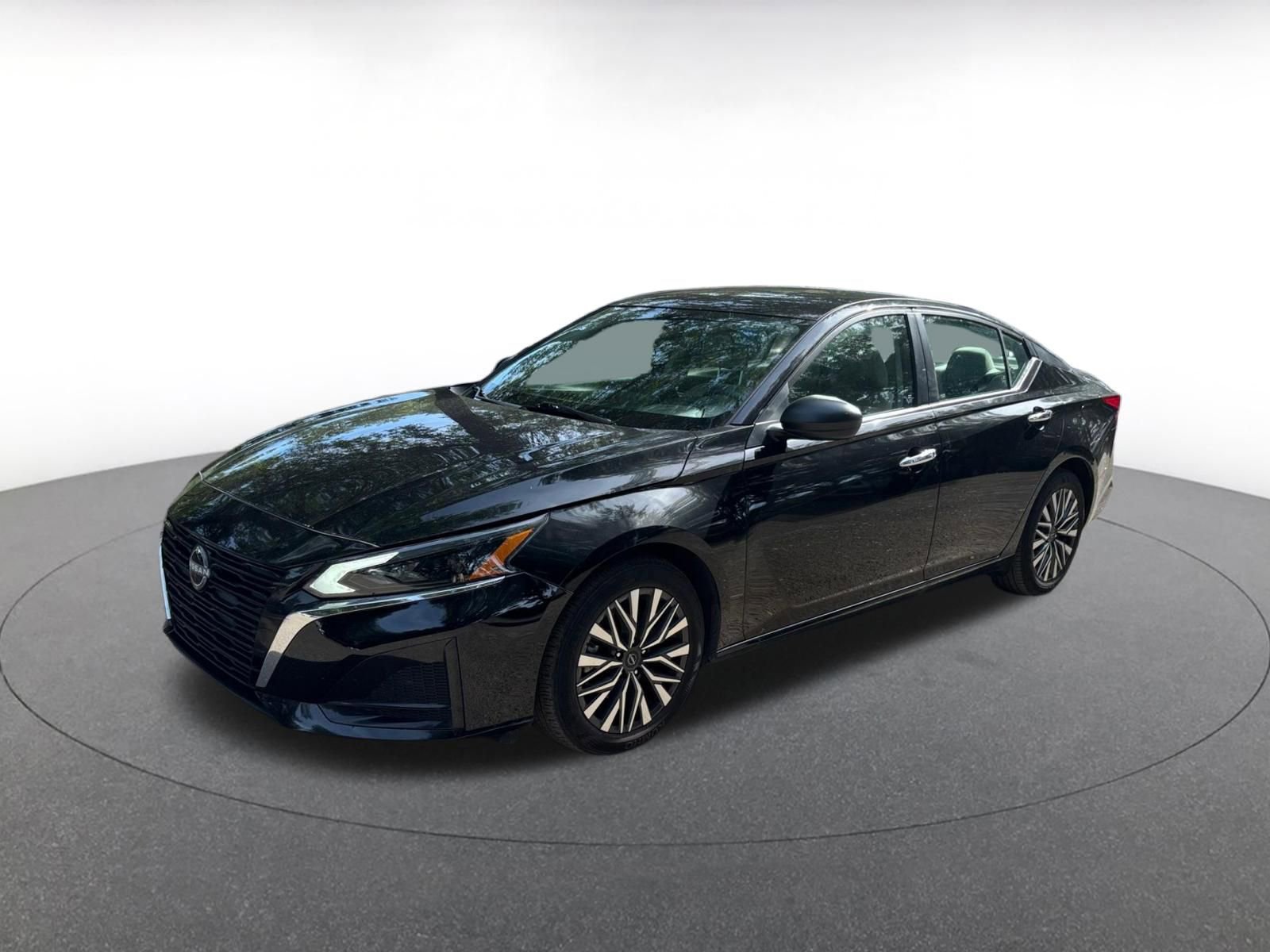 Used 2025 Nissan Altima 2.5 SV FWD image 3