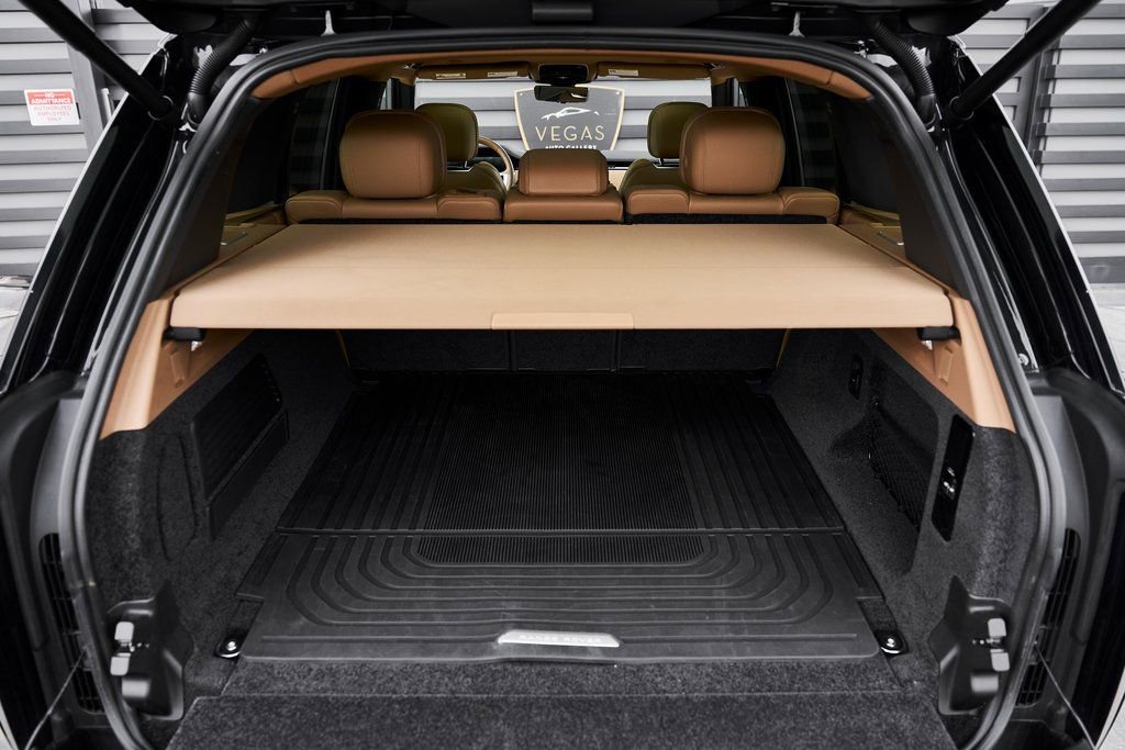 Used 2023 Land Rover Range Rover SE image 16