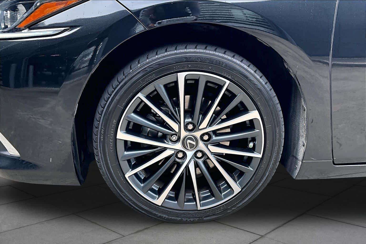 Used 2023 Lexus ES 300h w/ Premium Package FWD image 10