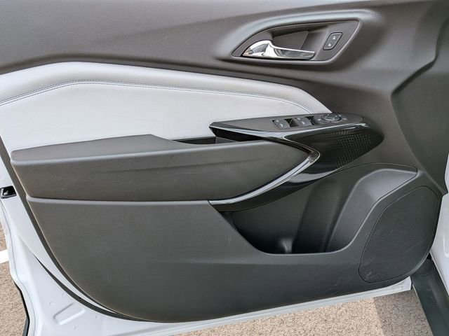 Used 2025 Chevrolet Trax LT w/ LT Convenience Package image 13