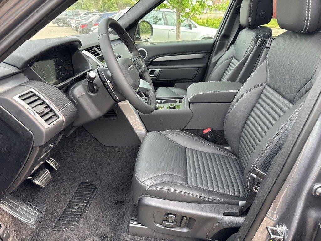 Certified 2025 Land Rover Discovery Dynamic SE AWD/4WD image 5