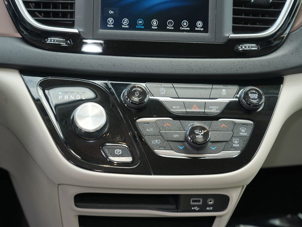 Used 2020 Chrysler Voyager LX FWD image 21