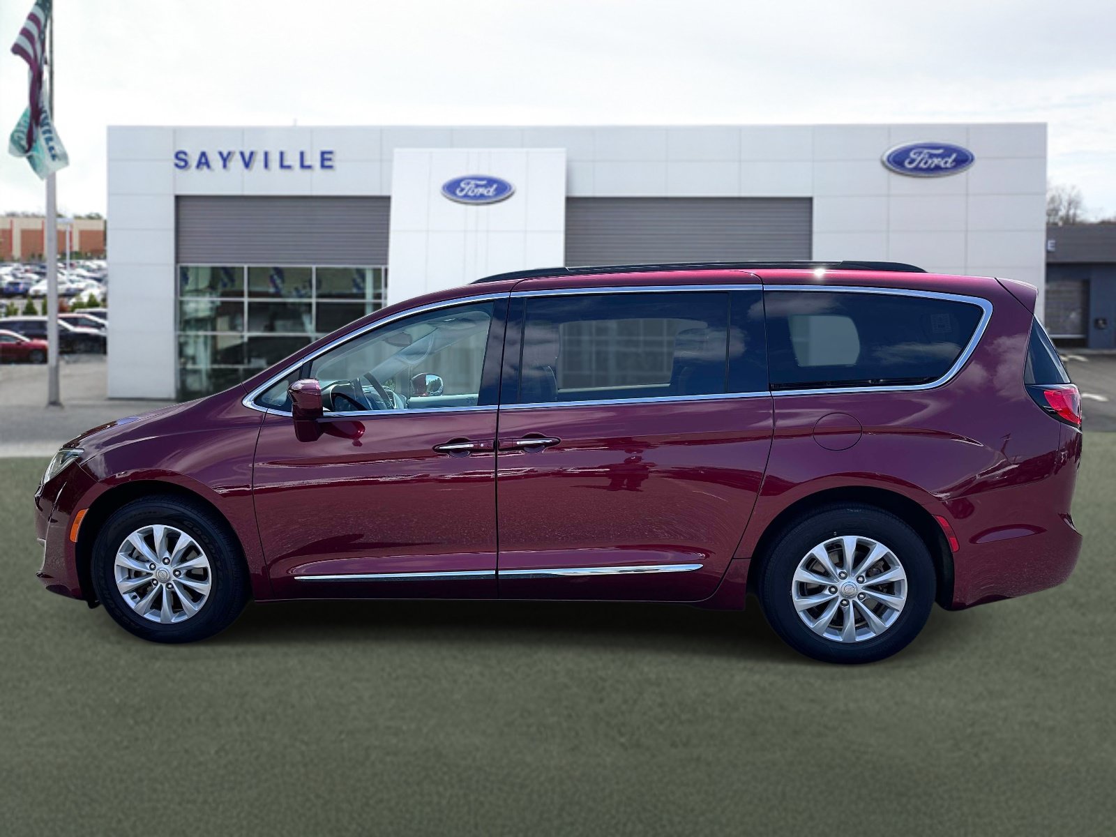 Used 2017 Chrysler Pacifica Touring-L FWD image 2