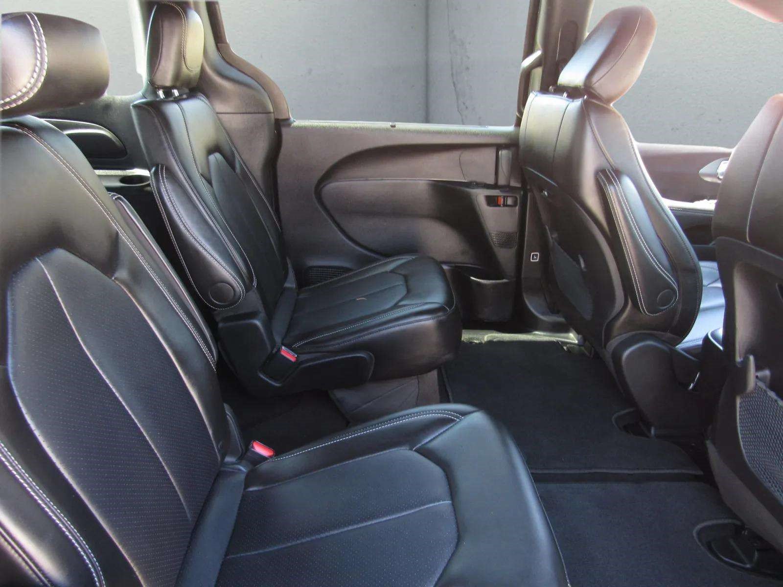 Used 2025 Chrysler Pacifica Select FWD image 11