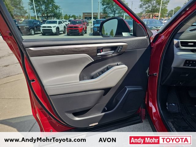 Used 2023 Toyota Highlander Platinum FWD image 11