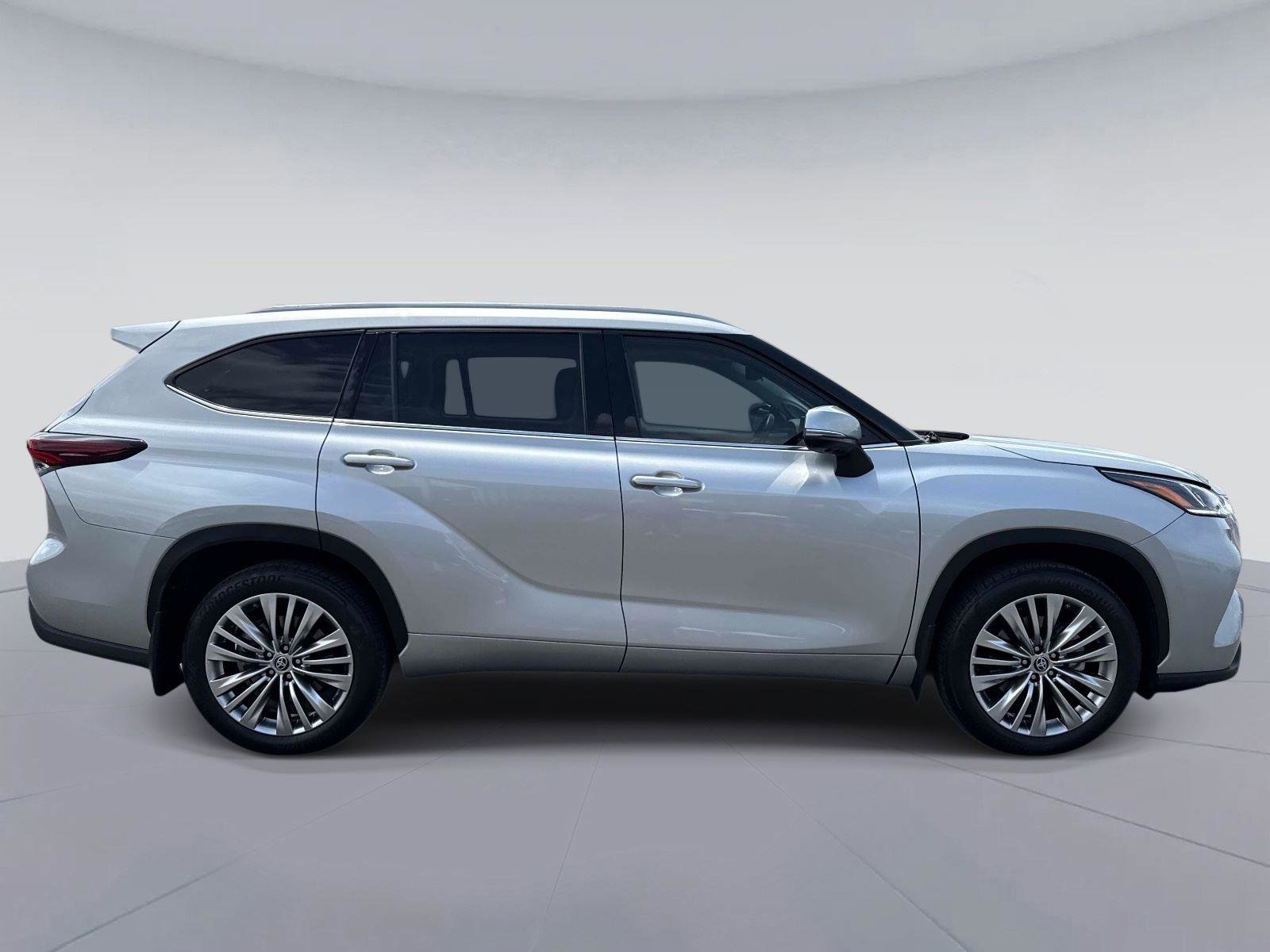 Used 2024 Toyota Highlander Platinum FWD image 2